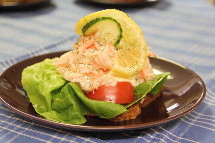 Kaffestugan-Alphems-Arboretum---räksmörgås-min